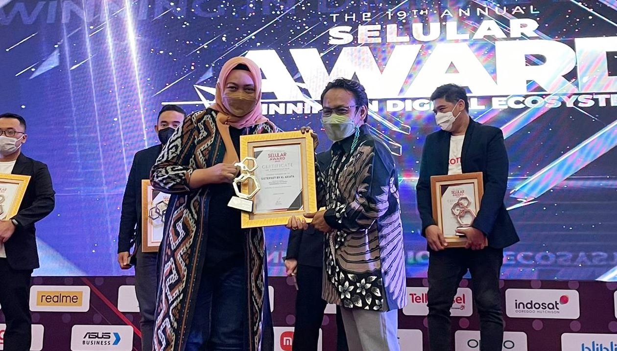Group Head Corporate Communication XL Axiata, Tri Wahyuningsih saat menerima penghargaan Selular Award 2022 yang diselenggarakan Selular Media Network (SMN).(foto: istimewa)